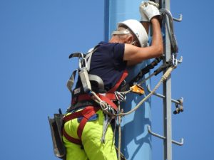 Castel Romano uomo su traliccio